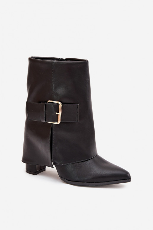 Botines aislados con tacón y hebilla dorada en negro Ylenara
