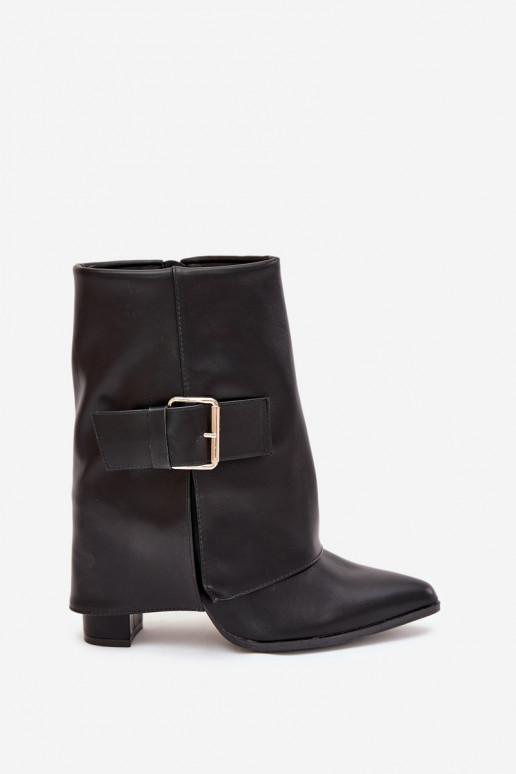 Botines aislados con tacón y hebilla dorada en negro Ylenara