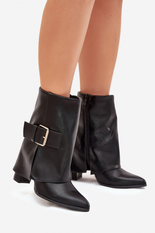 Botines aislados con tacón y hebilla dorada en negro Ylenara