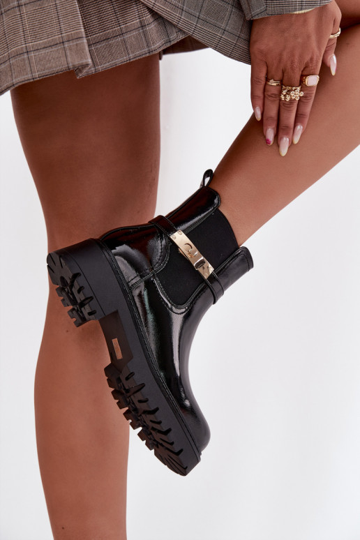 Botines aislados y elegantes con efecto brillante y tacones decorados en negro Vivessa