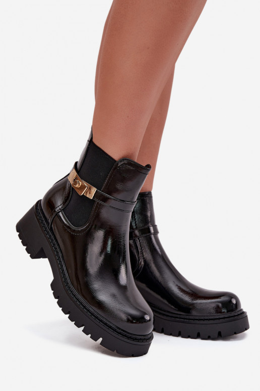 Botines aislados y elegantes con efecto brillante y tacones decorados en negro Vivessa