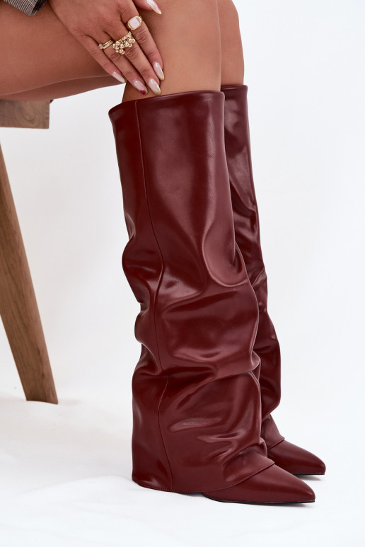 Botas de mujer aisladas hasta la rodilla con tacón en burdeos Elivira