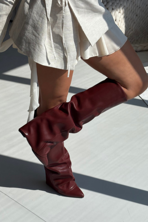 Botas de mujer aisladas hasta la rodilla con tacón en burdeos Elivira
