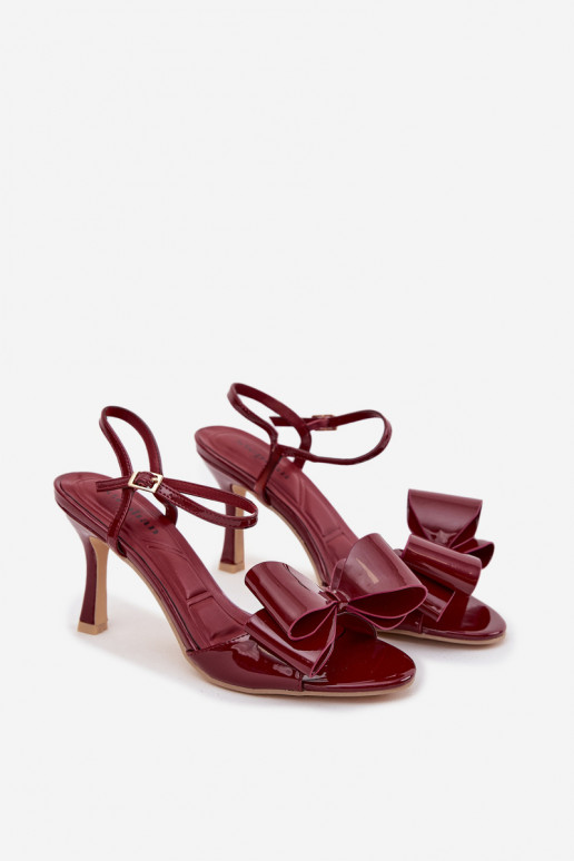 Sandalias burdeos con efecto charol, tacones finos y cintas Noliva
