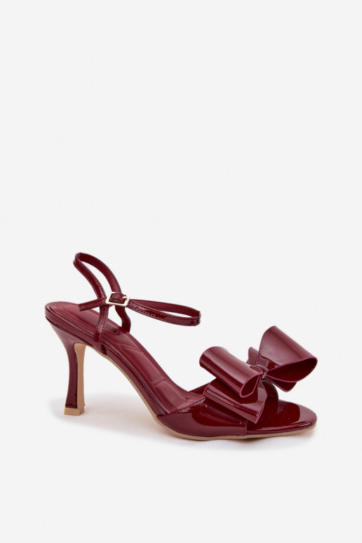 Sandalias burdeos con efecto charol, tacones finos y cintas Noliva