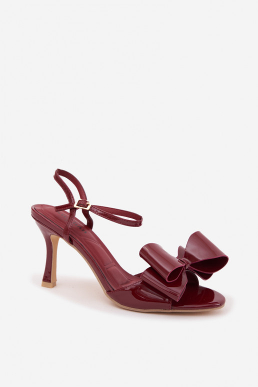 Sandalias burdeos con efecto charol, tacones finos y cintas Noliva