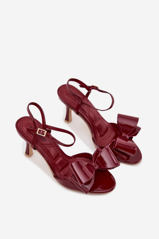 Sandalias burdeos con efecto charol, tacones finos y cintas Noliva
