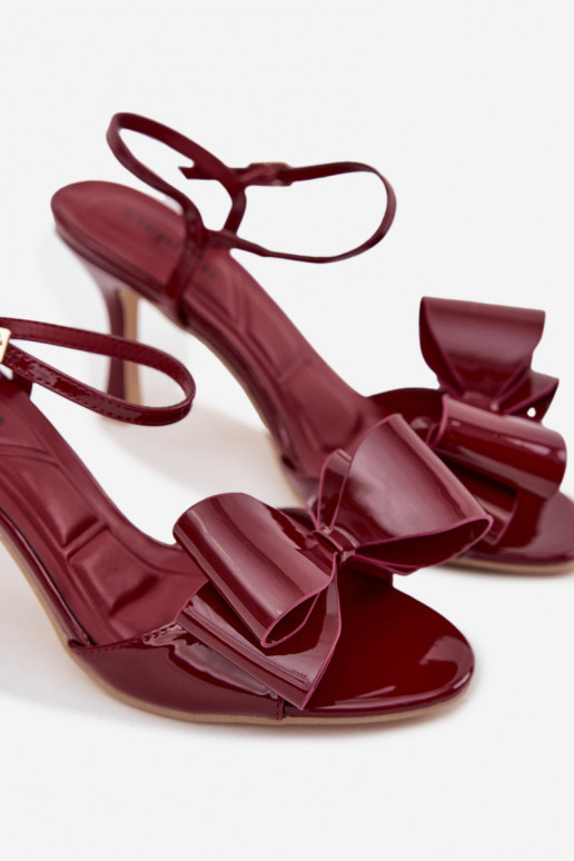 Sandalias burdeos con efecto charol, tacones finos y cintas Noliva