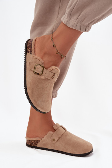 Zuecos cálidos para mujer en color beige con pelaje interior y hebillas Sylisse