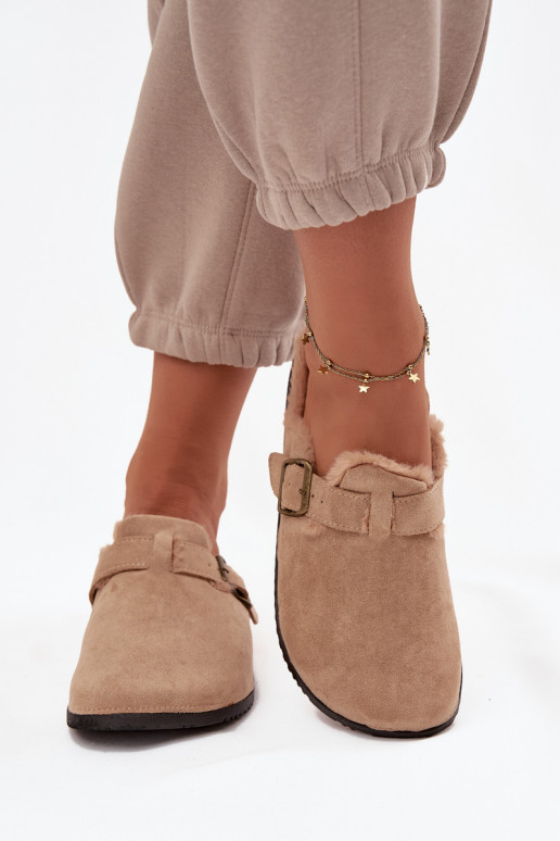 Zuecos cálidos para mujer en color beige con pelaje interior y hebillas Sylisse