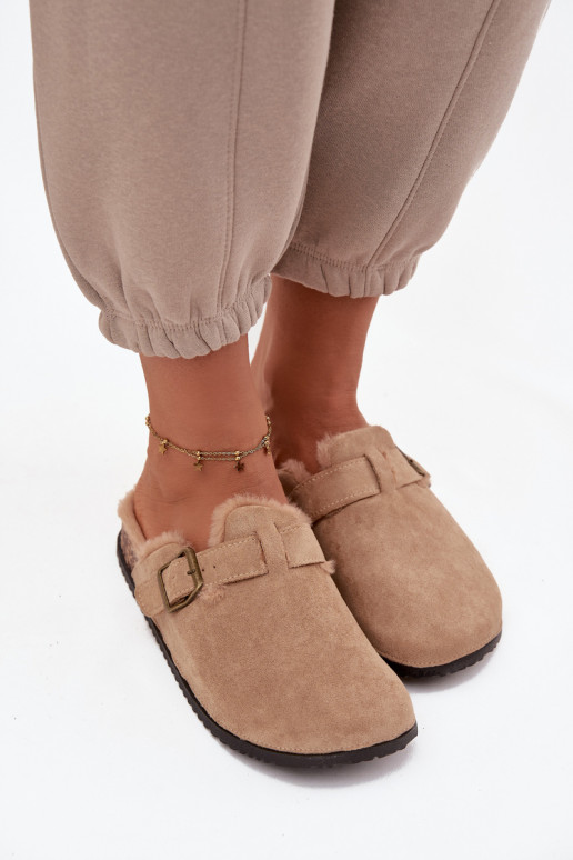 Zuecos cálidos para mujer en color beige con pelaje interior y hebillas Sylisse