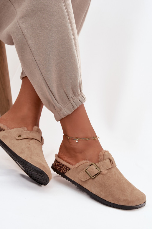 Zuecos cálidos para mujer en color beige con pelaje interior y hebillas Sylisse