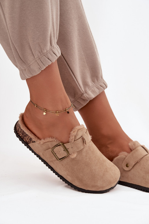 Zuecos cálidos para mujer en color beige con pelaje interior y hebillas Sylisse