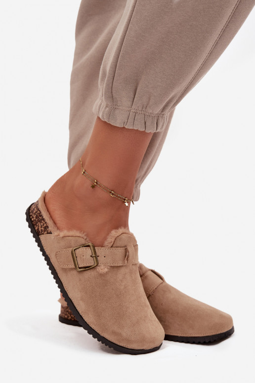 Zuecos cálidos para mujer en color beige con pelaje interior y hebillas Sylisse