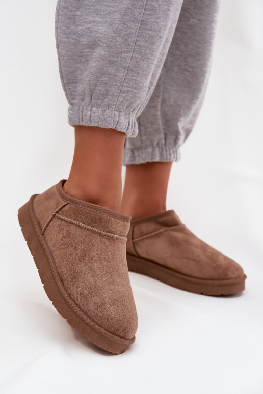 Botas de nieve marrones para mujer aisladas con pelaje interior Serenne