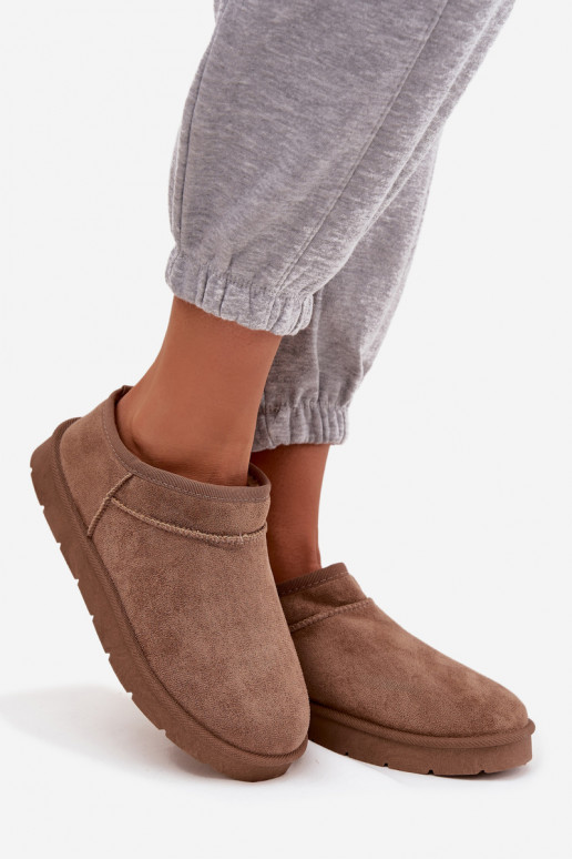 Botas de nieve marrones para mujer aisladas con pelaje interior Serenne
