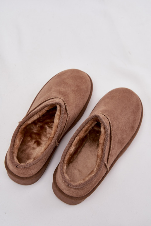 Botas de nieve marrones para mujer aisladas con pelaje interior Serenne