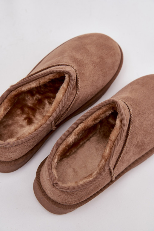 Botas de nieve marrones para mujer aisladas con pelaje interior Serenne
