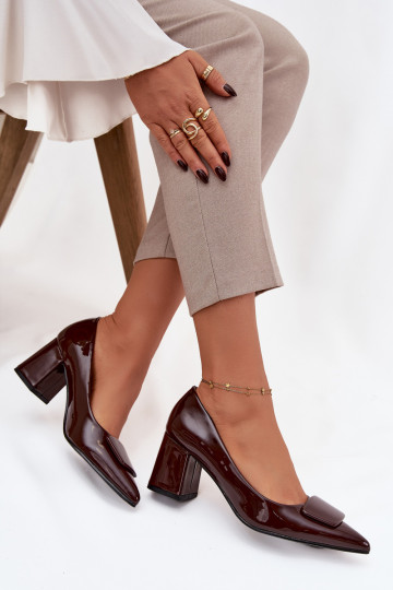 Zapatos efecto charol con tacones y adornos CzekoladoĮe Isoline