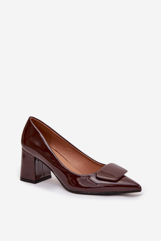 Zapatos efecto charol con tacones y adornos CzekoladoĮe Isoline