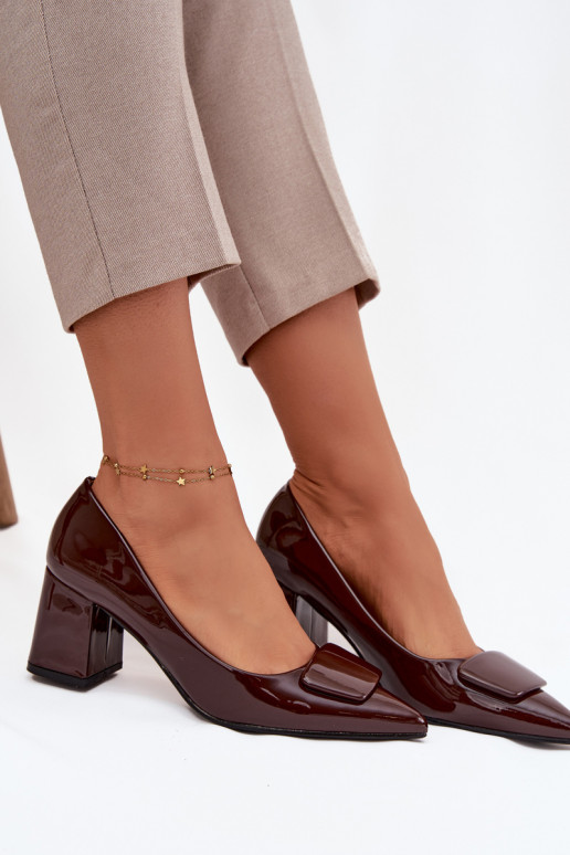 Zapatos efecto charol con tacones y adornos CzekoladoĮe Isoline