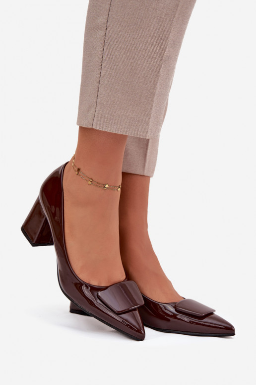 Zapatos efecto charol con tacones y adornos CzekoladoĮe Isoline