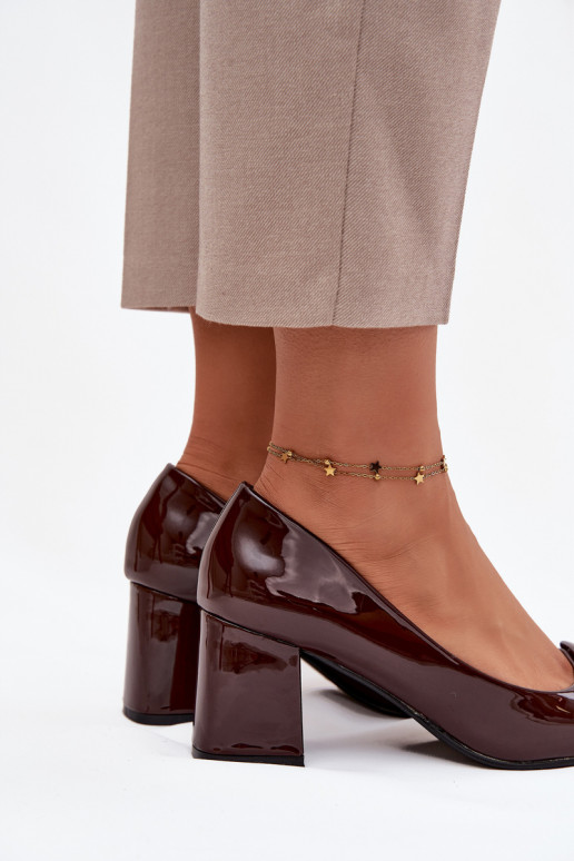 Zapatos efecto charol con tacones y adornos CzekoladoĮe Isoline