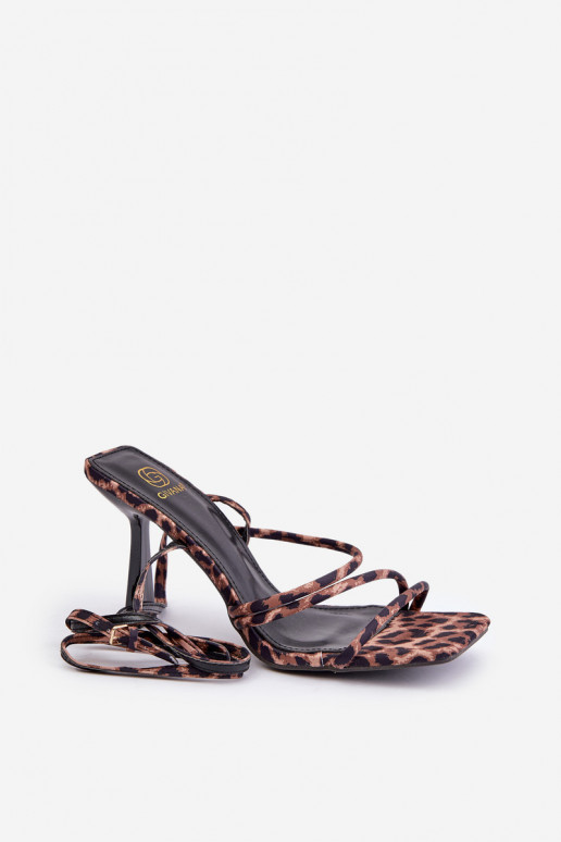 Sandalias elegantes con tacones delgados y correas, patrones de leopardo en marrón Saredi