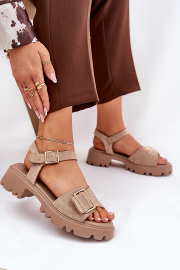 Sandalias de mujer en ante sintético con hebillas en color arena Gofielle