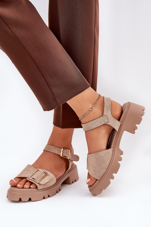 Sandalias de mujer en ante sintético con hebillas en color arena Gofielle