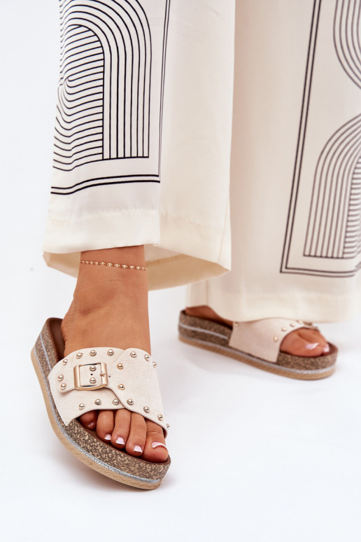 Zapatillas de mujer con plataforma, hebillas y picos en color arena Nusithia