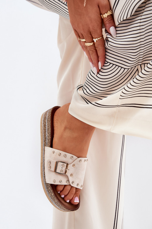 Zapatillas de mujer con plataforma, hebillas y picos en color arena Nusithia