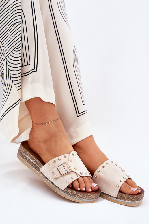 Zapatillas de mujer con plataforma, hebillas y picos en color arena Nusithia