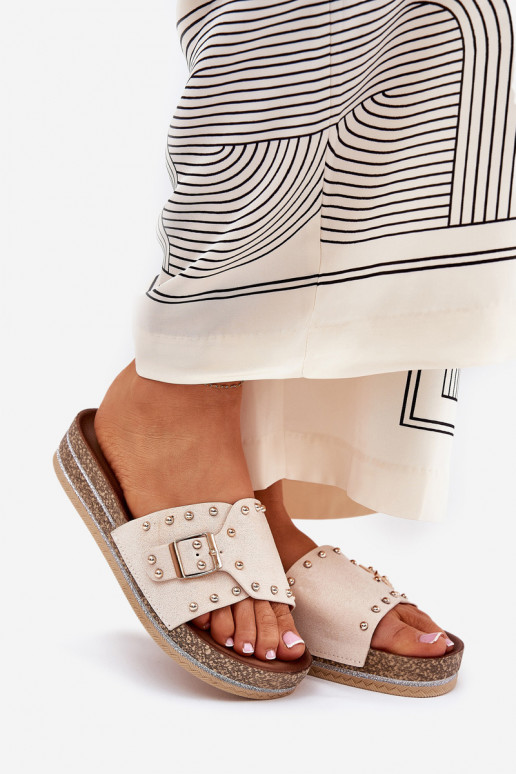 Zapatillas de mujer con plataforma, hebillas y picos en color arena Nusithia