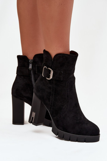 Botines de mujer aislados con hebillas en negro Selisse