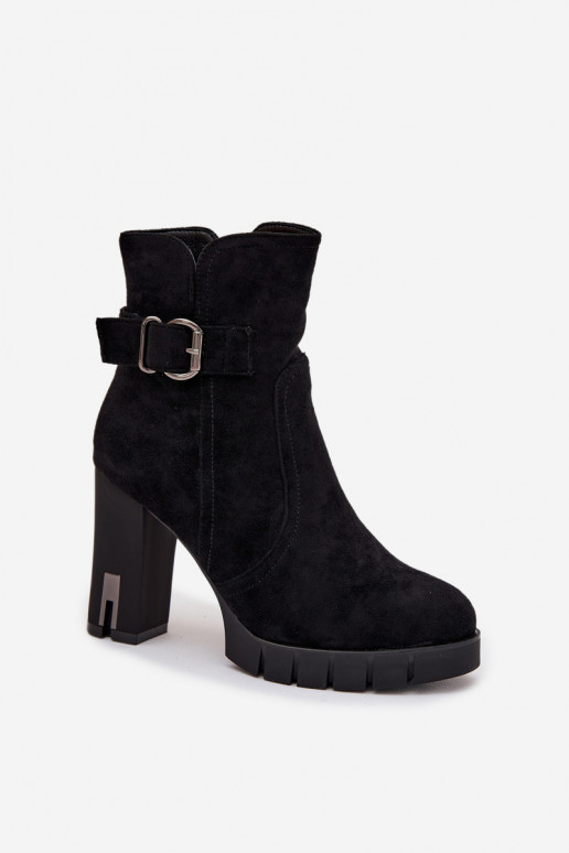 Botines de mujer aislados con hebillas en negro Selisse