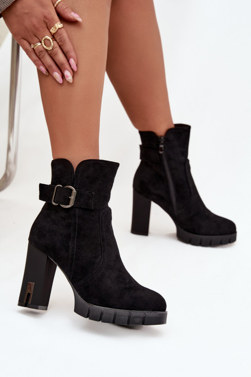 Botines de mujer aislados con hebillas en negro Selisse