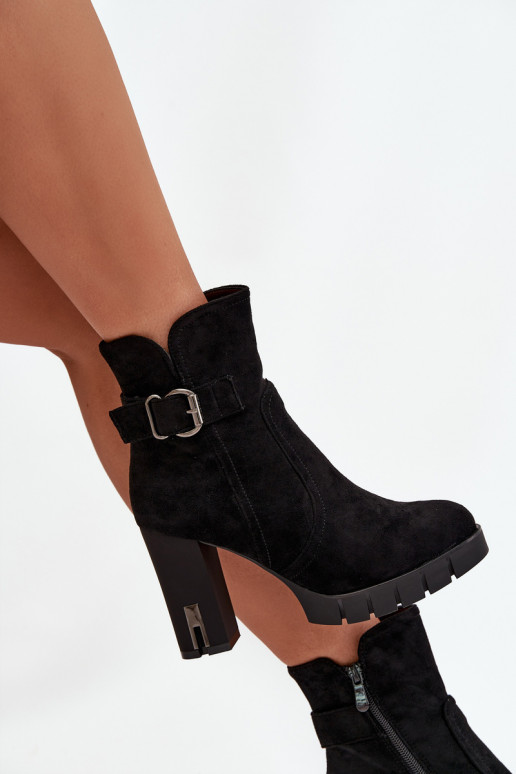 Botines de mujer aislados con hebillas en negro Selisse