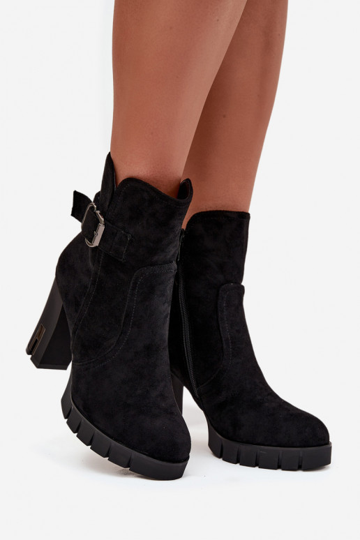 Botines de mujer aislados con hebillas en negro Selisse