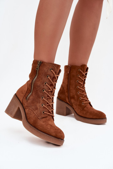 Botines de mujer aislados con cordones y cremalleras en marrón Paressa