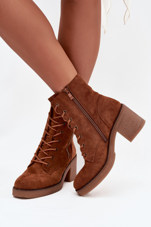Botines de mujer aislados con cordones y cremalleras en marrón Paressa