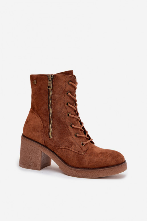 Botines de mujer aislados con cordones y cremalleras en marrón Paressa