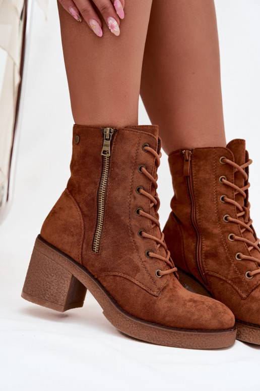Botines de mujer aislados con cordones y cremalleras en marrón Paressa
