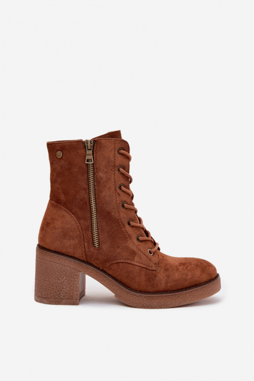 Botines de mujer aislados con cordones y cremalleras en marrón Paressa