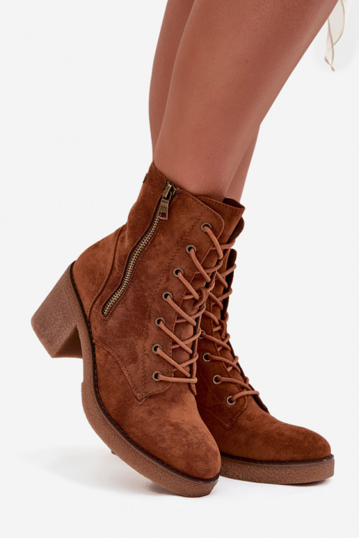Botines de mujer aislados con cordones y cremalleras en marrón Paressa