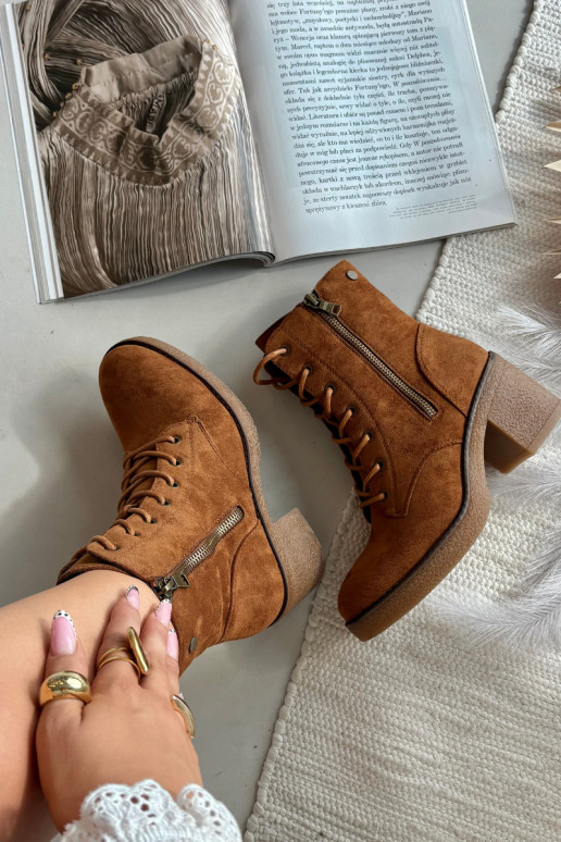 Botines de mujer aislados con cordones y cremalleras en marrón Paressa
