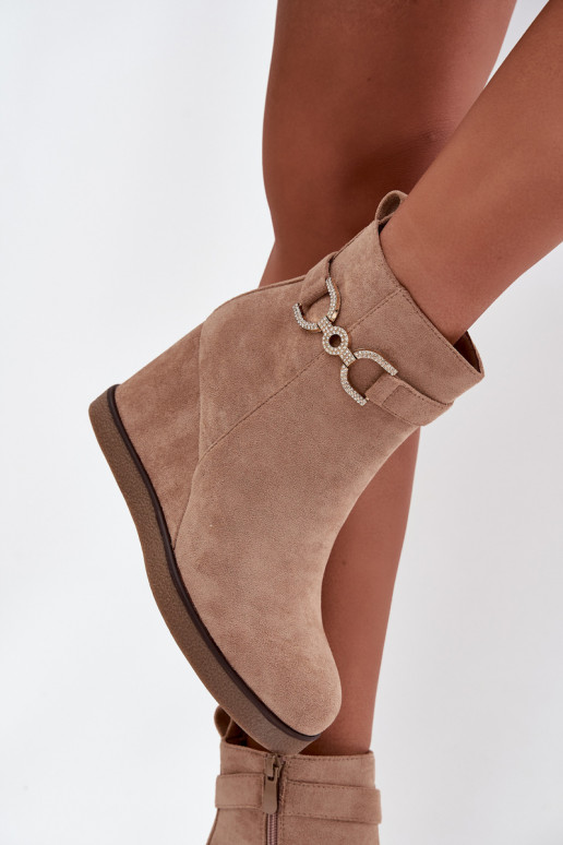 Botines de mujer en plataforma con detalles decorativos en color arena Turirivana