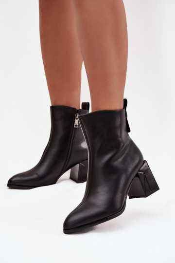 Botines aislados con tacones de cuero natural Vinceza 66812 en negro