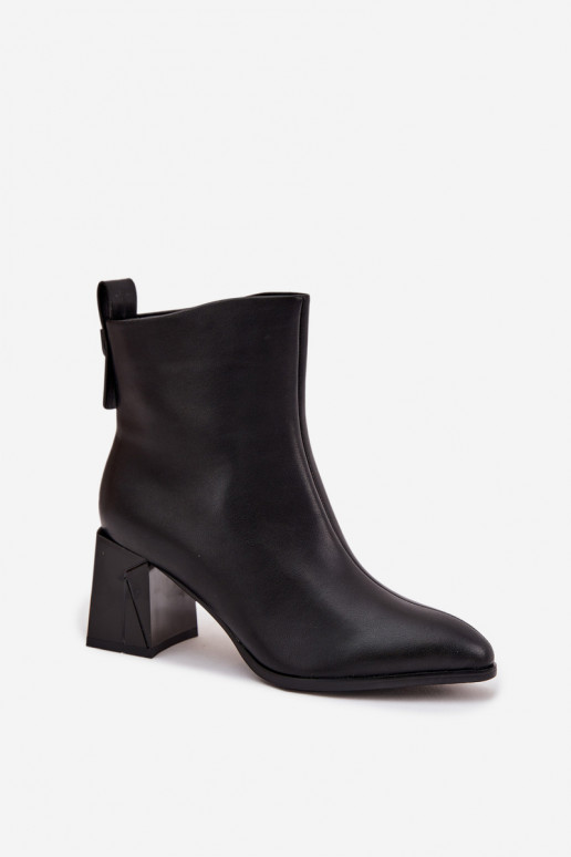 Botines aislados con tacones de cuero natural Vinceza 66812 en negro