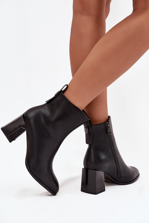 Botines aislados con tacones de cuero natural Vinceza 66812 en negro